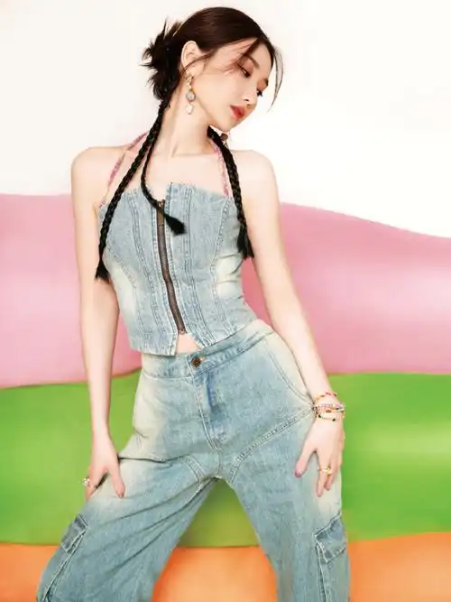 拉链抹胸#毛晓彤今日份造型有,是牛仔拉链抹胸 编发,美丽可爱的甜心彤