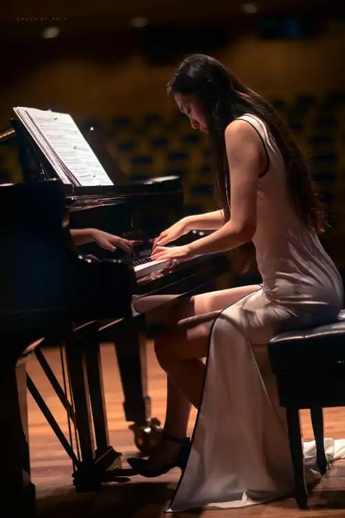 弹钢琴的女孩