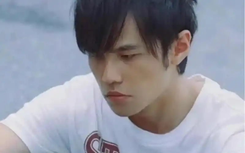 白毛巅峰皮肤一套!白毛的周杰伦总让我想到他的晴天