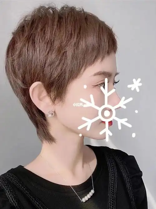 狗啃刘海超短发,非常清爽利落的一款短发,锯齿刘海覆盖在额头上,俏皮