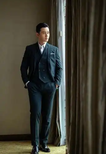 42岁黄晓明私服走机场,黄毛衣配牛仔裤简单随性,气质不比少年差