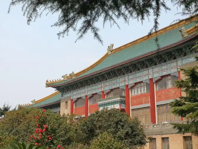 静静与明明在民国上海市政府大楼视察工作