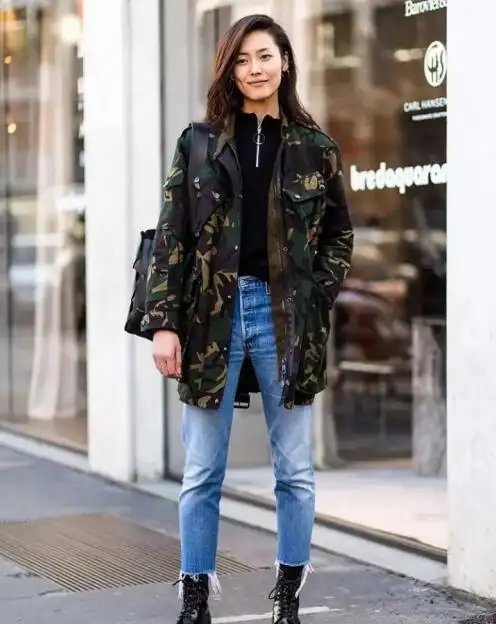 每个季节都可以穿,九分的浅蓝牛仔裤是很大方的,搭配马丁靴穿很好看