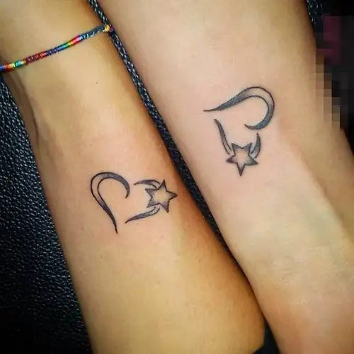 情侣手臂上黑色素描创意心形和星星文艺小清新纹身图案