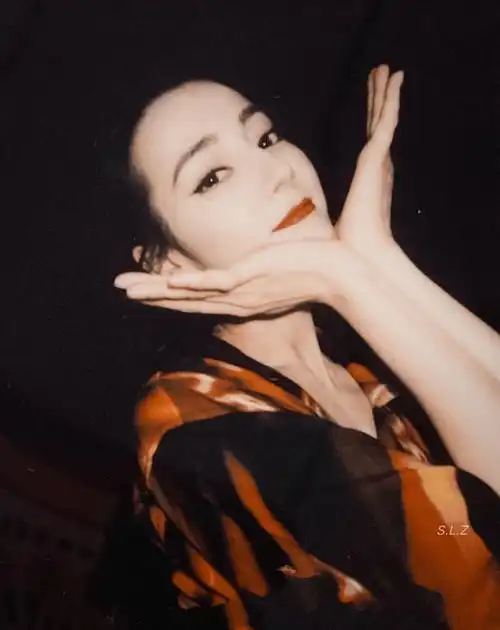 迪丽热巴晒比心美照,新发型超显时尚,网友:御姐风爱了_造型_五官_漂亮