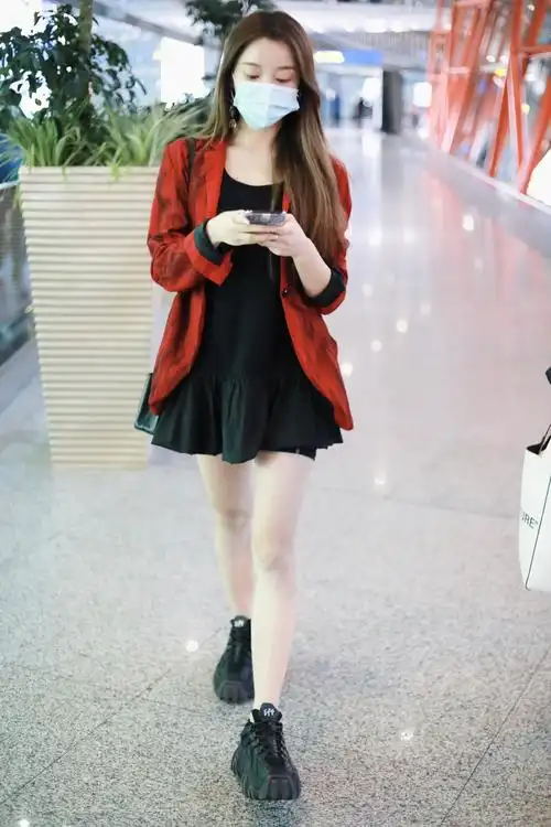 姜贞羽《创3》发言获任豪直盯甜上热搜 穿西装秀美腿撩发超动人