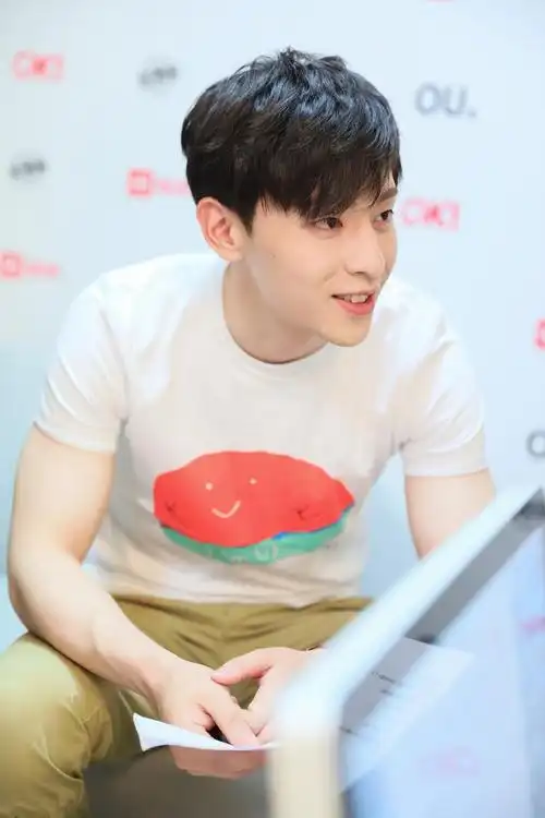 邓伦帅气军装活动图片