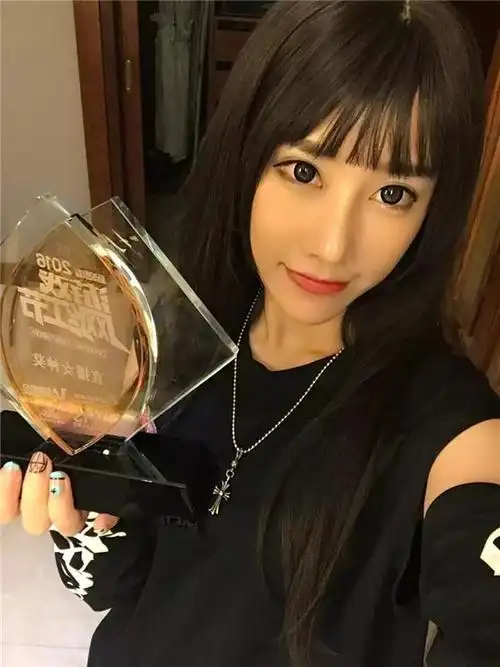 一起扒妹子:魔鬼身材狐狸酱,点燃国庆电竞周