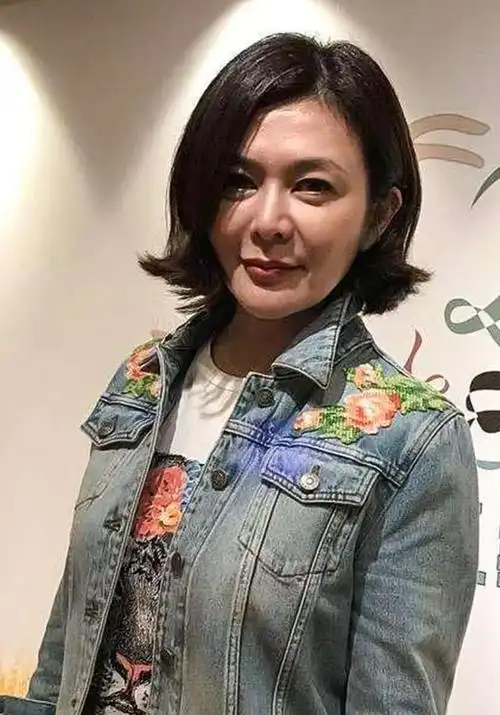 关之琳近照未修图脸部皱纹太真实这才是五十岁该有的样子