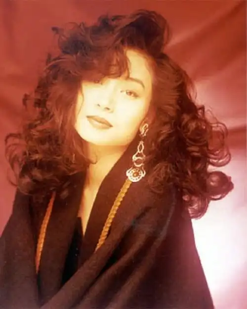 一口气买10套房月供百万,如今投身佛教做慈善|邝美云|娱乐圈|刘德华