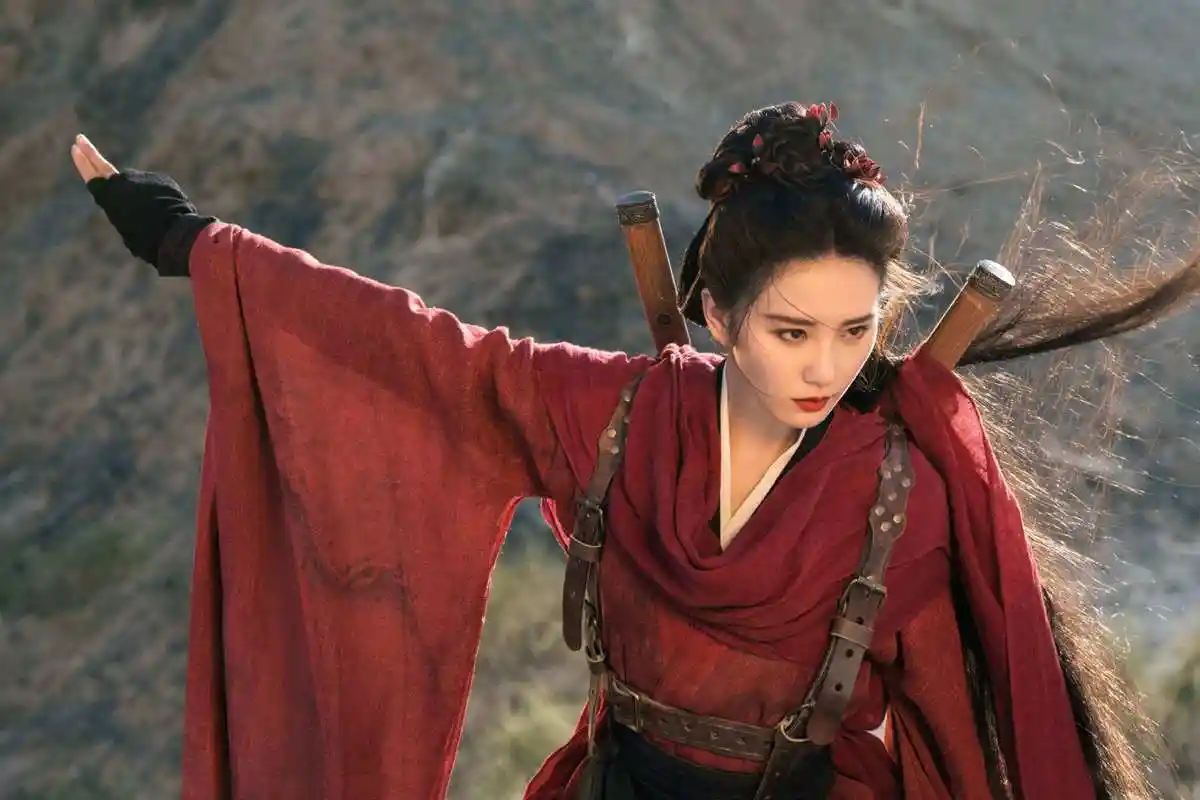 刘诗诗古装侠女造型亮相 红衣长袍 手握长剑 眼神冷冽酷飒有型