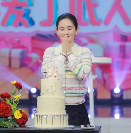 张杰首晒妻子孕肚写真 谢娜穿白纱幸福依偎老公怀里