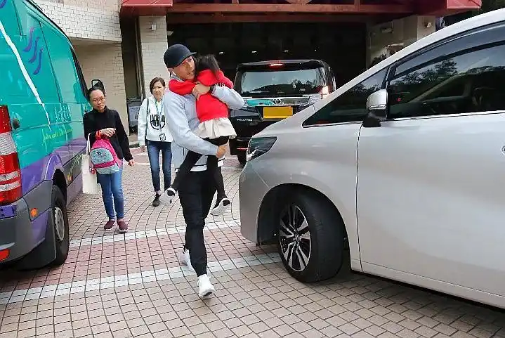 近日,有媒体拍到刘恺威带女儿小糯米逛街.