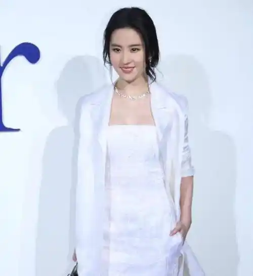 34岁刘亦菲依然"仙气飘飘",穿白裙出席活动,轻松成全场焦点_外套_西服