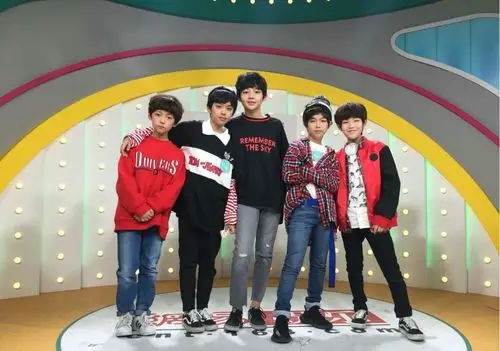 搭配的五位少年,完美显现成员们的少年气质,当日成员郭殿甲,刘冠毅