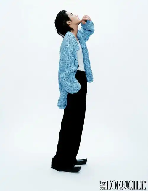 闻#@张新成身着#canali2024春夏系列#蓝色手工针织衫套装拍摄杂志大片