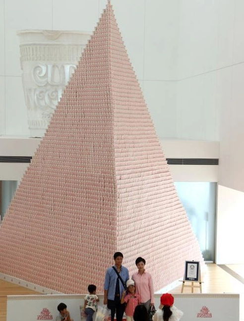 世界最大方便面金字塔亮相 纪念桶装面发明44周年