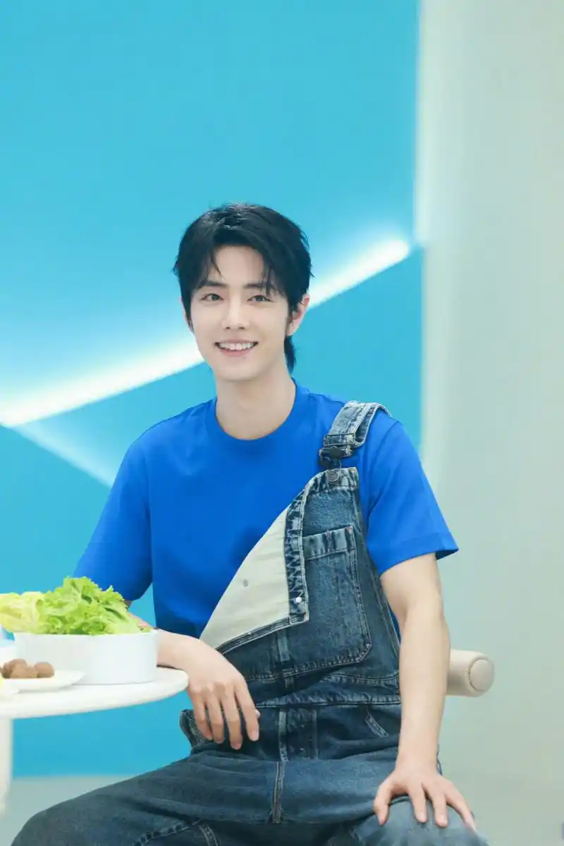 02@肖战 蓝色t恤搭配牛仔背带裤,少年感快要溢出屏幕了!