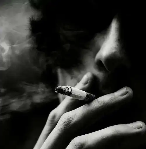 把头靠在沙发上,慵懒地点然了一支烟,深深地吸一口,企图把心中的压抑