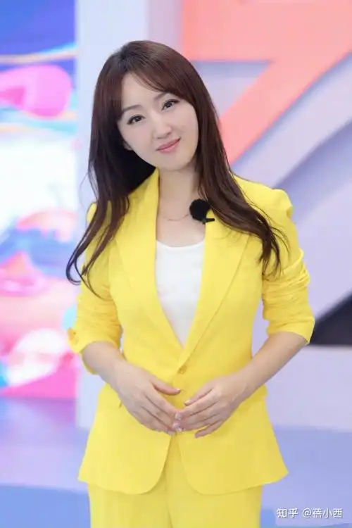 杨钰莹到了大婶的年纪去旅游穿得却像个大学生女团气质真显嫩