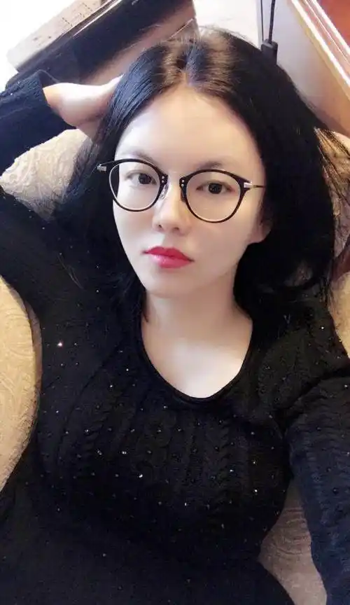 李湘自拍又美又瘦看着像二十岁,然而照片美颜过度眉毛少了一半!_时候_