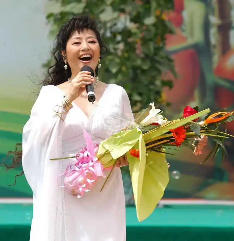 周华健主动给殷秀梅打招呼,无奈殷秀梅不认识他.