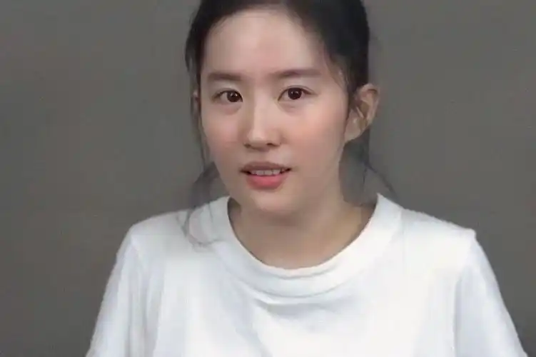 33岁刘亦菲素颜照曝光灵气不减当年能与16岁神仙姐姐媲美