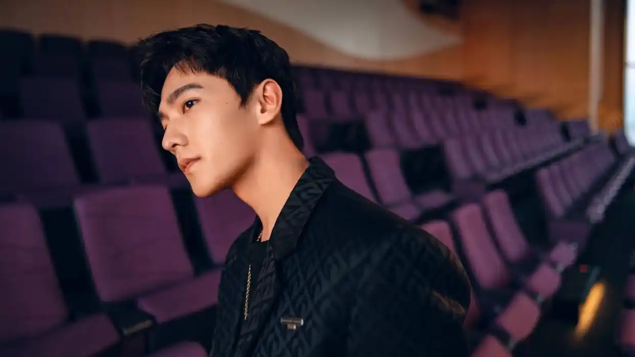 影视演员杨洋,身姿挺拔,英俊帅气,来看帅照