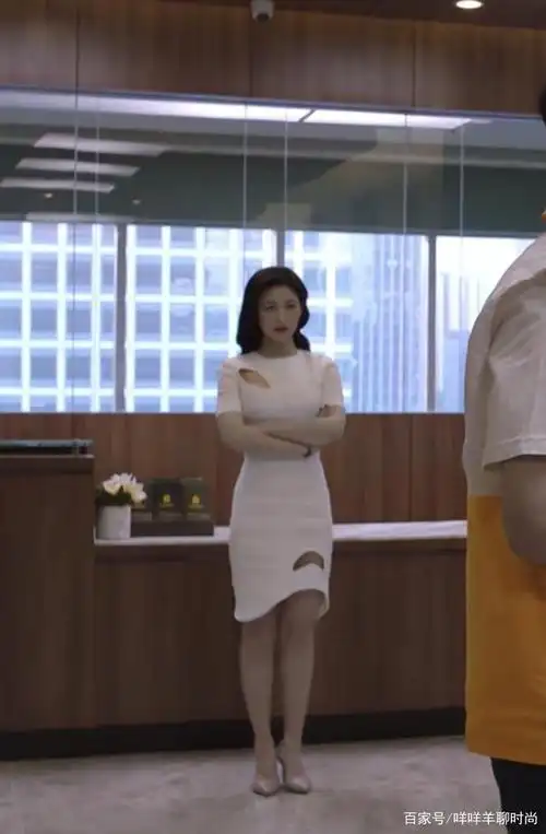 《精英律师》栗娜扮演者朱珠,职场穿搭玩出花样,古典优雅气质美