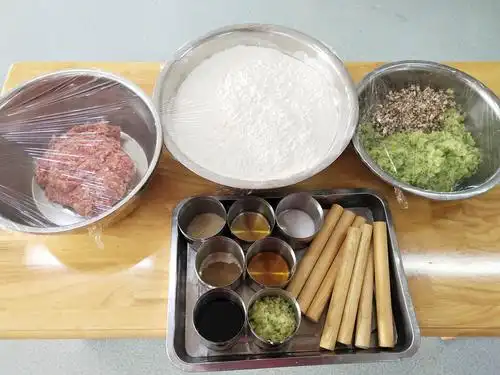 包饺子的材料已经准备好!(饺子馅,面团需要我们的宝贝一起动手来做哦)