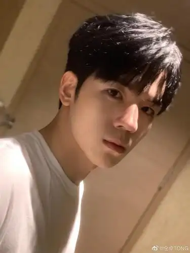 我今天就准备靠帅哥的照片活了