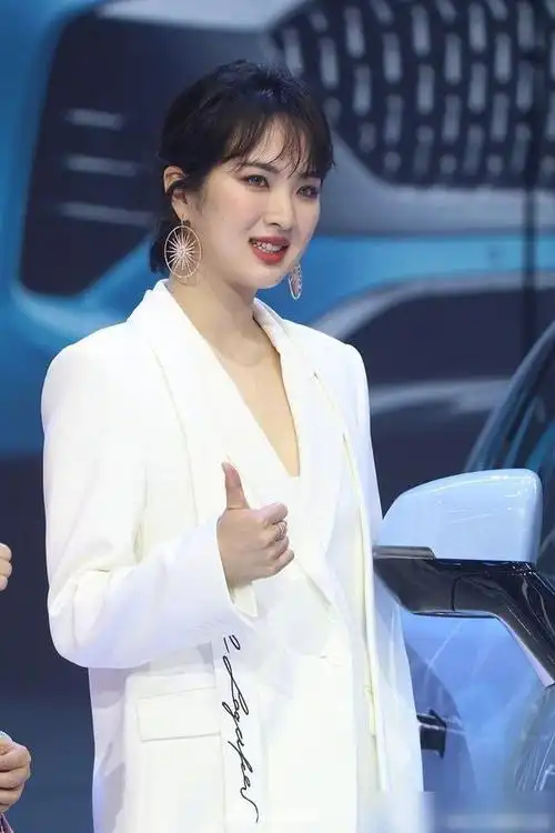 华为二公主姚安娜出道后首次公开亮相生图状态显浮肿颜值引热议