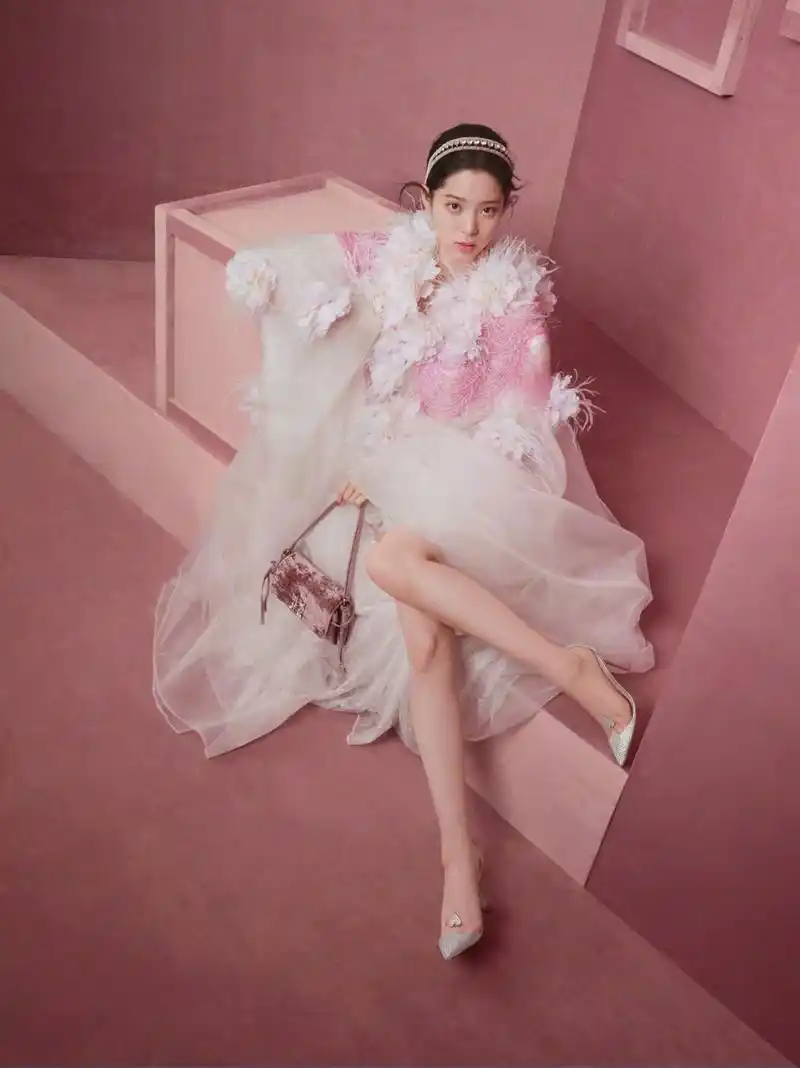 欧阳娜娜,本来就很漂亮,但大长腿更让人羡慕