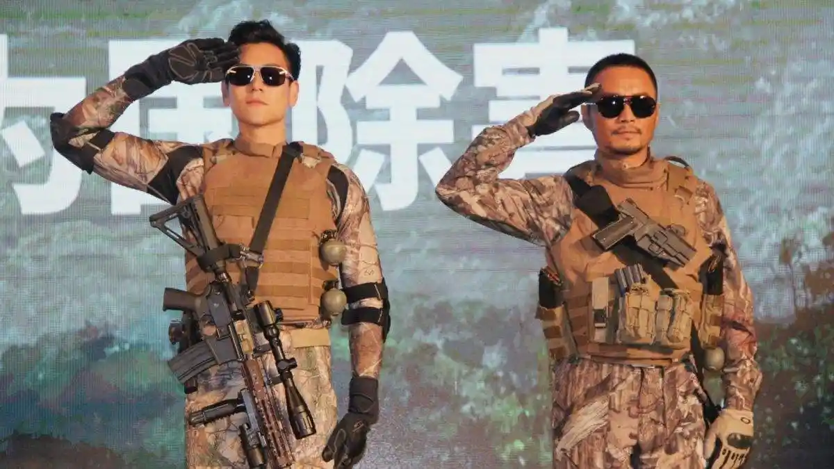 同演特种兵,吴京霸气,张涵予正气,他却一身邪气!