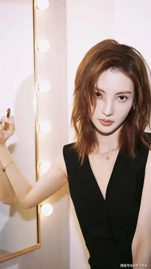 【金晨唯美写真】黑色v领短裙,甜美优雅,简约时尚_荣誉_造型_魅力