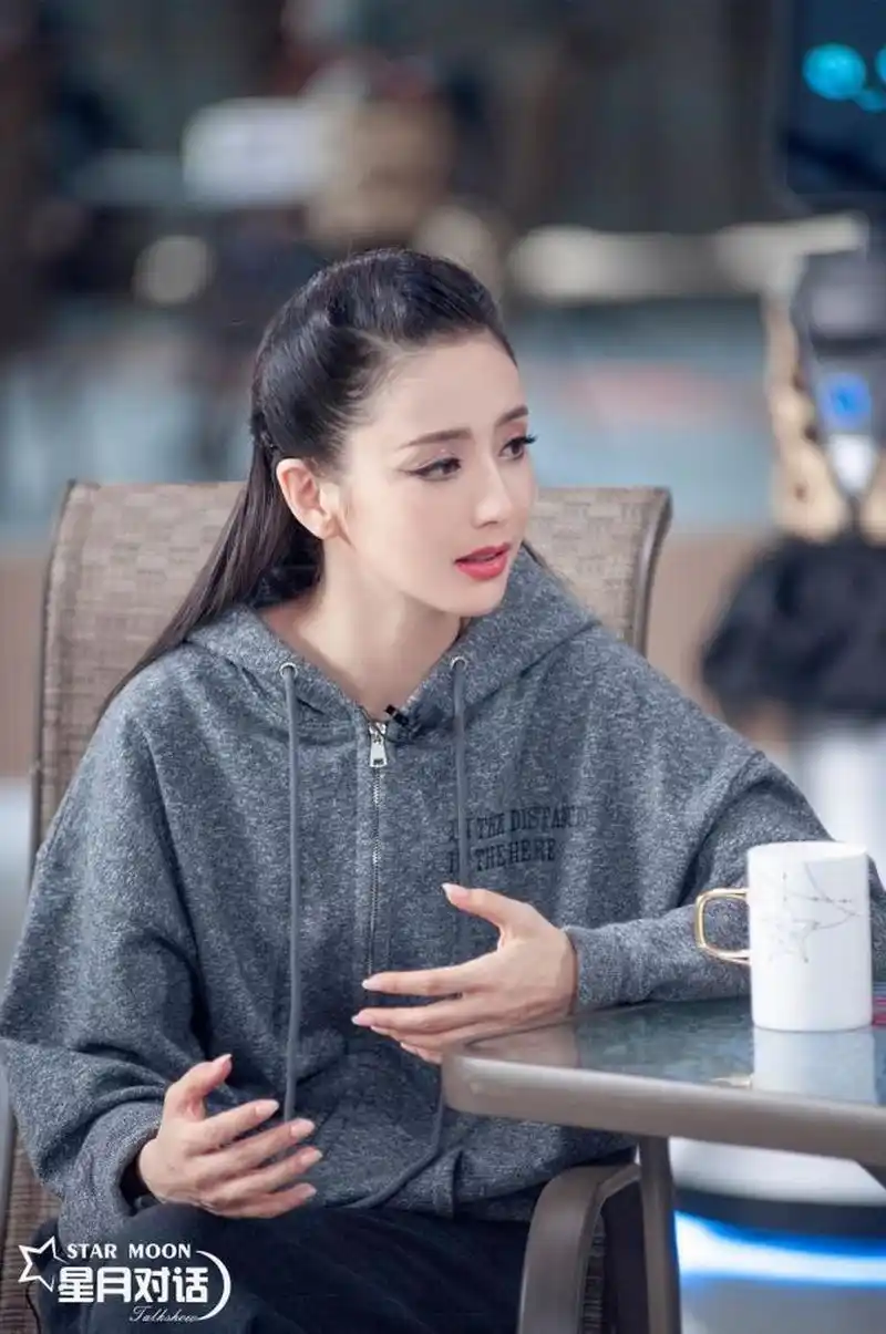 佟丽娅 x #星月对话#  秋天的第一份祝福送给美丽的@佟丽娅 ,如夏