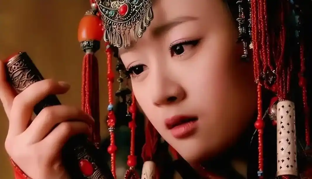 不仅是古装剧,现代剧《夏家三千金》中张檬的美貌甚至更加被放大,大