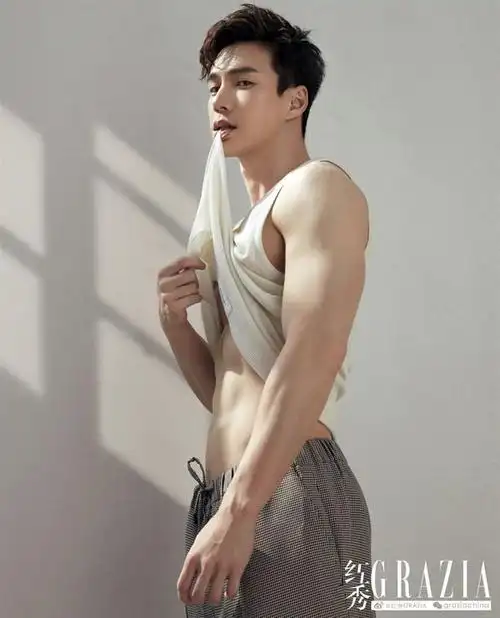 王冠逸性感大片曝光大秀腹肌荷尔蒙爆棚