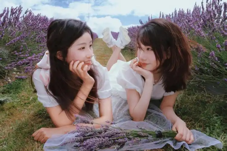 薰衣草花园闺蜜照