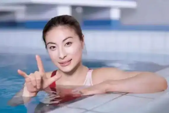 郭晶晶鼻子挺翘圆润,唇红齿白,肤色莹润细腻,耳朵偏白,不