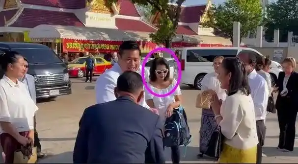 泰国二王子高调为母亲余瓦达庆生,玛哈对她态度改变,苏提达尴尬