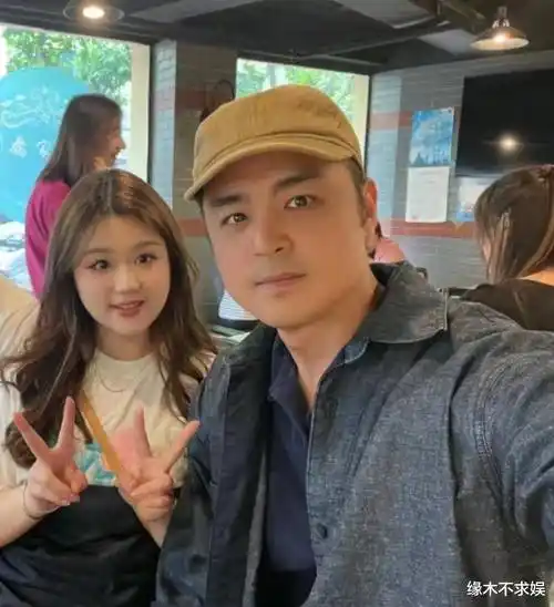 明道一家4口逛街,3岁儿子成"跑步健将",妻子带娃方式引争议_陶虹_上海