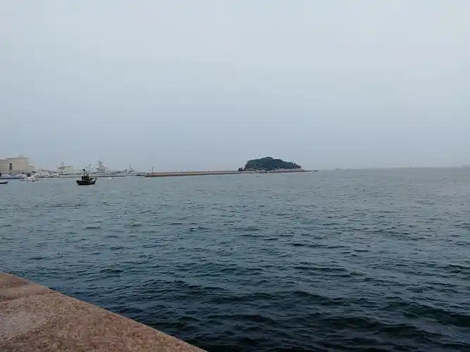 游青岛栈桥,海边景色宜人.