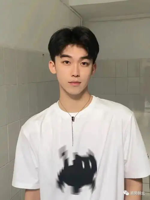 男生"不烫不染"的3款发型,适合夏天剪,简单又帅气!