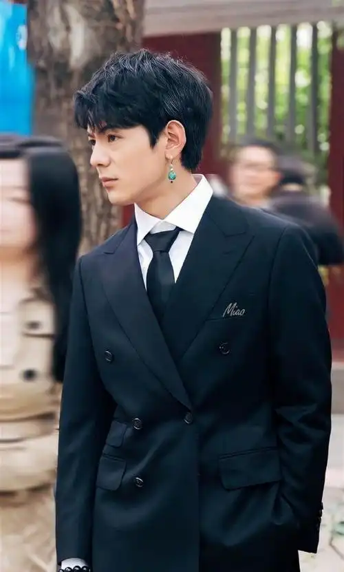 丁真无p生图流出,穿西装帅成漫画男主,不愧是国民初恋