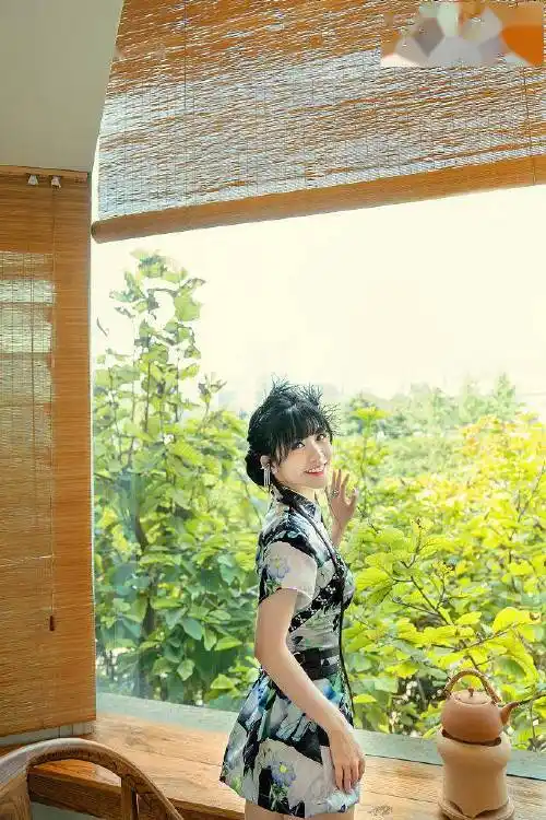 赖美云穿旗袍似民国大小姐 小扇遮面纤腰微步韵味十足