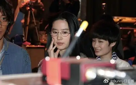 刘亦菲曾轶可同框旧照96 一起逛街