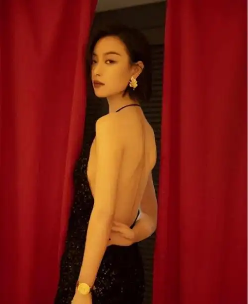 倪妮:比起她的美貌,我更喜欢她的美背!