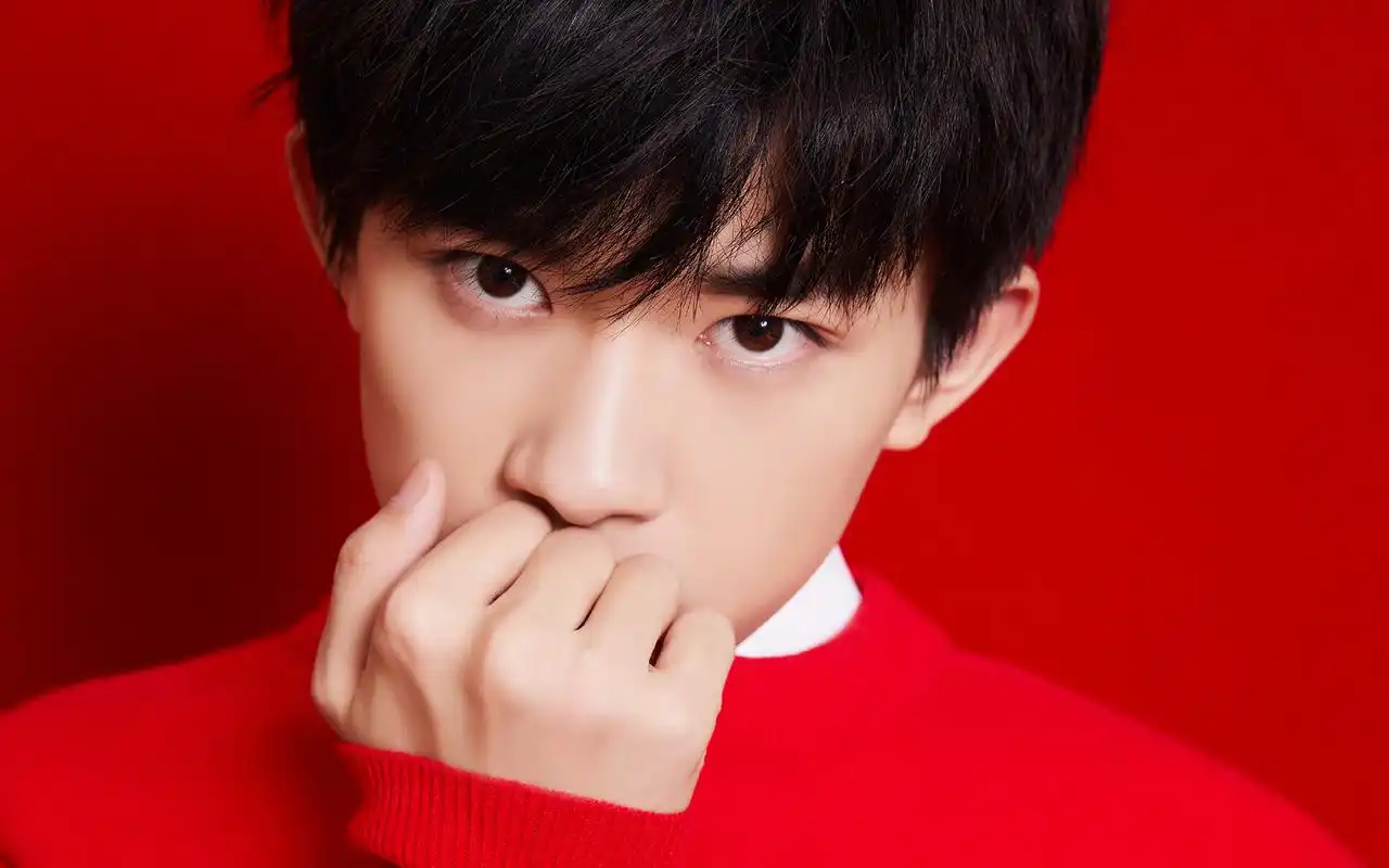 易烊千玺红衣帅气壁纸_2018祝福中国年