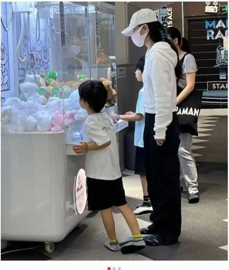 angelababy拍戏获儿子探班,6岁小海绵放声高歌,baby表情好宠. .